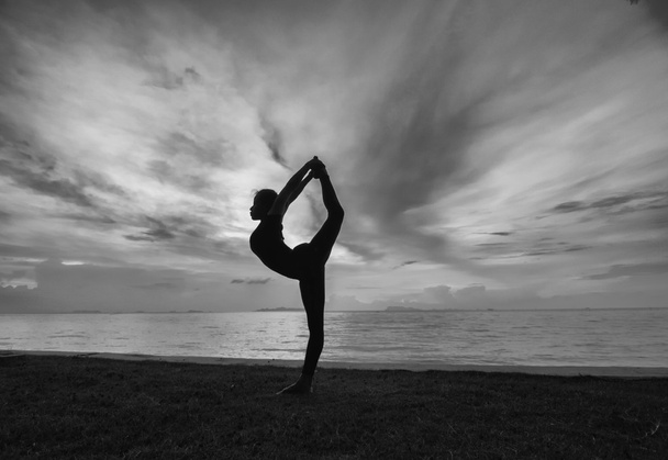 silueta ženy s jóga posure - Fotografie, Obrázek