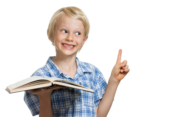 młody chłopak, prowadzące księgę i wskazując - Zdjęcie, obraz