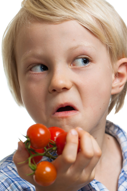 Divertido chico sosteniendo montón de tomates
 - Foto, Imagen