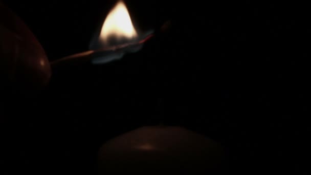 A mão do homem acende uma vela no escuro
 - Filmagem, Vídeo