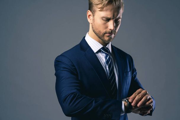 elegancia kaukázusi Sikeres üzletember szakállas közelről viselni formális öltöny nyös nyakkendő szürke háttér - Fotó, kép