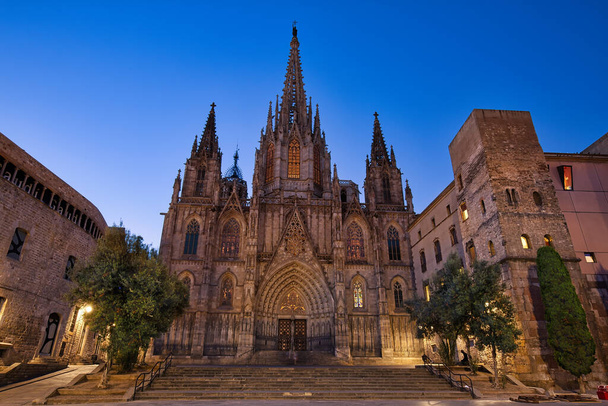 Catedral de Barcelona antes del amanecer
 - Foto, imagen
