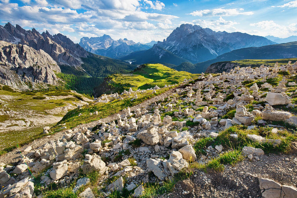 Paisaje montañoso de verano en Dolomitas, Italia. Parque Nacional Tre Cime di Lavaredo al atardecer
 - Foto, imagen
