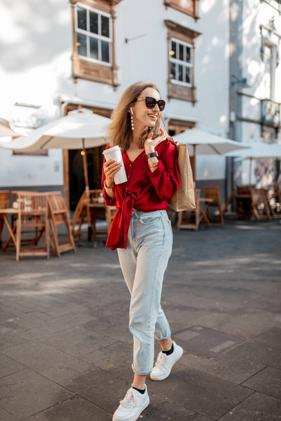 Lifestyle-Porträt einer Frau mit Kaffee in der Altstadt - Foto, Bild