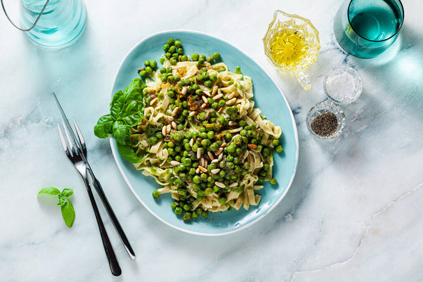 spring homemade Italian pasta with chickpea flour and pesto with fresh green peas and pine nuts. delicious mediterranean cuisine - Фото, зображення