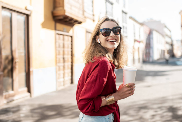Lifestyle-Porträt einer Frau mit Kaffee in der Altstadt - Foto, Bild