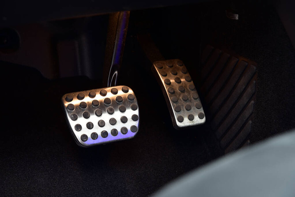pedal do travão e pedal do acelerador num carro com transmissão automática
 - Foto, Imagem
