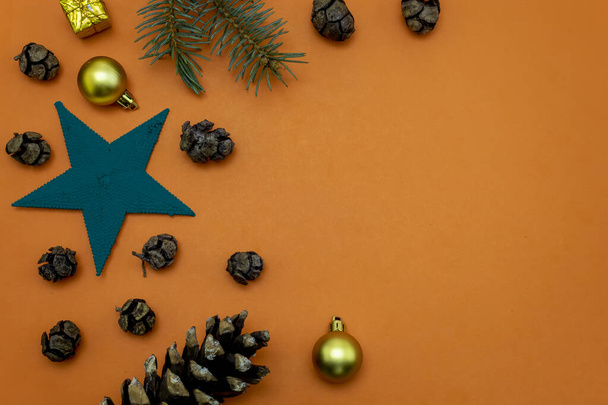 Kreative Komposition Nützlich für Weihnachten und Neujahr Grußkarte erstellt mit Tannenzapfen, grünen Kiefernzweig, dekorative Weihnachtskugeln und blauen dekorativen Stern. Kopierraum auf der richtigen Seite - Foto, Bild
