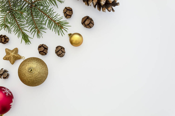 Творча композиція корисна для різдвяних та новорічних вітальних карток, створених з використанням декоративних кульок, соснових конусів та філії зеленої сосни. Простір для копіювання справа - Фото, зображення