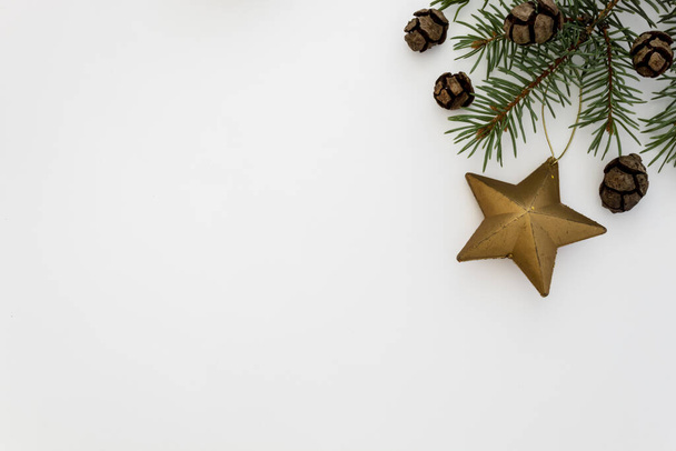 Yaratıcı Kompozisyon Noel ve Yeni Yıl Kutlama Kartı Oluşturulurken Çam Kozalakları, Yeşil Çam Şubesi ve Dekoratif Yıldız kullanılıyor. Boşluğu Orta ve Solda Kopyala - Fotoğraf, Görsel