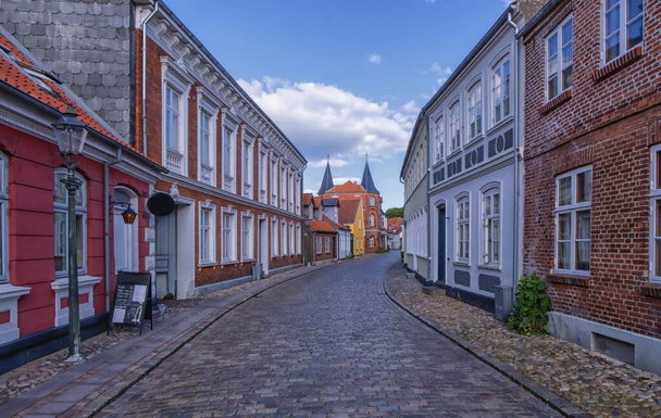 Calle en la ciudad medieval de Ribe, Dinamarca
 - Foto, Imagen