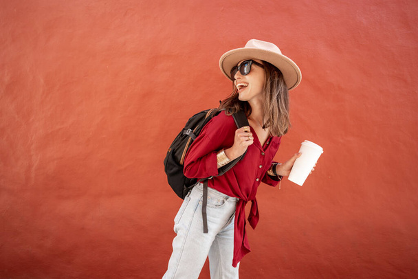 Muotokuva tyylikäs nainen kahvikuppi punaisella seinällä tausta
 - Valokuva, kuva