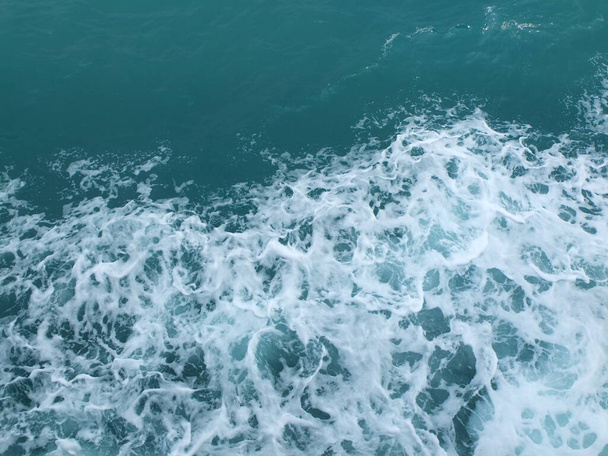 splashing waves of sea water with white ripples - Fotografie, Obrázek