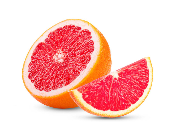 roze sinaasappel of grapefruit met plak geïsoleerd op witte ondergrond  - Foto, afbeelding