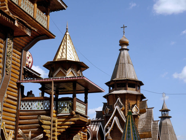 Izmailovsky Kremlin (Kremlin in Izmailovo) en museum weerspiegelden oude Russische architectuur. De grootste vlooienmarkt in Moskou. Moskou, Rusland. - Foto, afbeelding