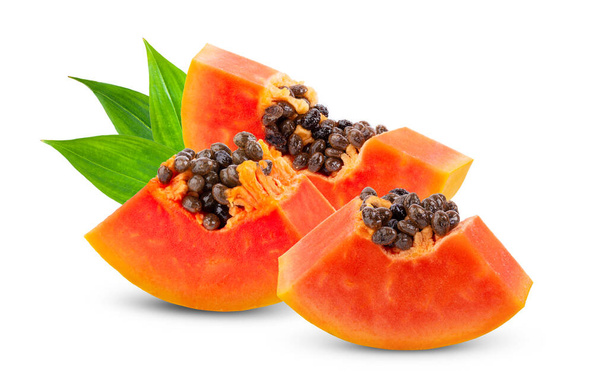 Pedazo de fruta madura de papaya con semillas aisladas sobre fondo blanco
 - Foto, imagen