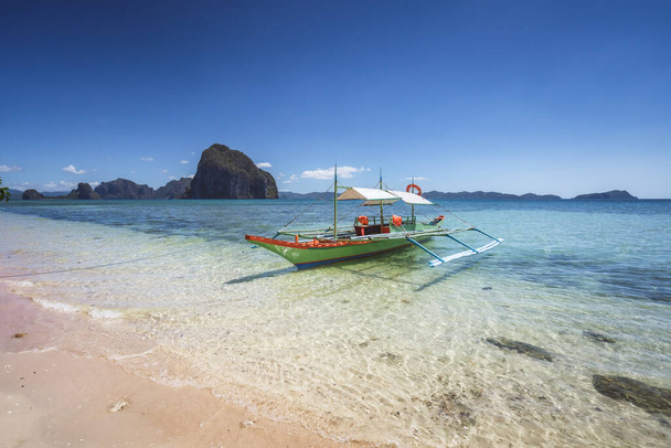 Barcos banca tradicionales en la hermosa playa de Corong, El Nido. Palawan, Filipinas. Verano vacaciones exóticas y concepto de turismo
 - Foto, imagen