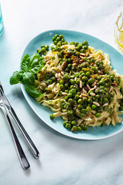 spring homemade Italian pasta with chickpea flour and pesto with fresh green peas and pine nuts. delicious mediterranean cuisine - Foto, Bild