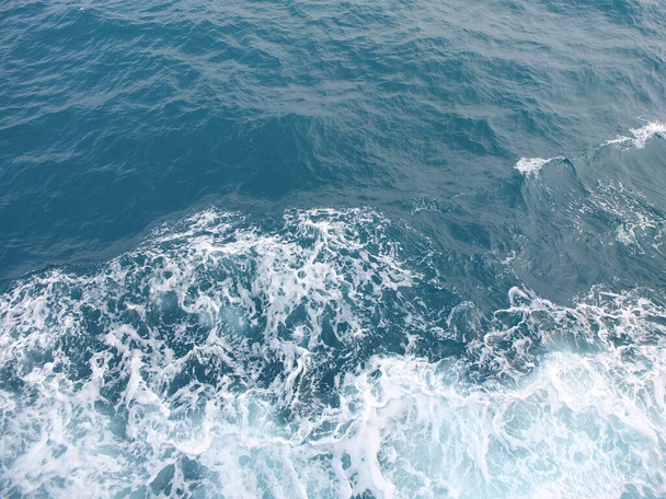 a kék tengeri hullám vizének fröccsenése - Fotó, kép