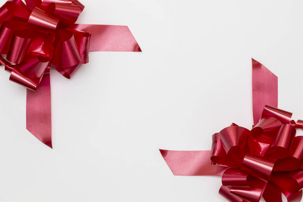 Composición creativa Útil para la tarjeta de felicitación de Navidad y Año Nuevo Created Using Two Red Bows in Corners. Copiar espacio en el medio
 - Foto, imagen