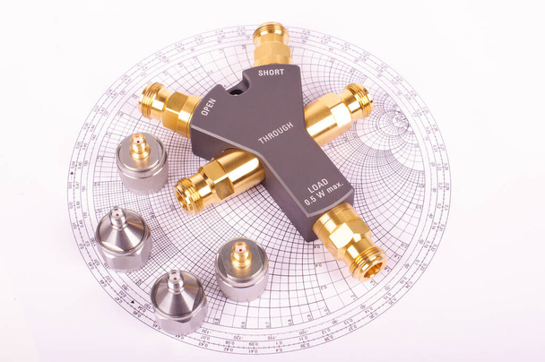 Профессиональный инструмент калибратора векторной сети радиочастотной электроники и диаграмма Смита
 - Фото, изображение
