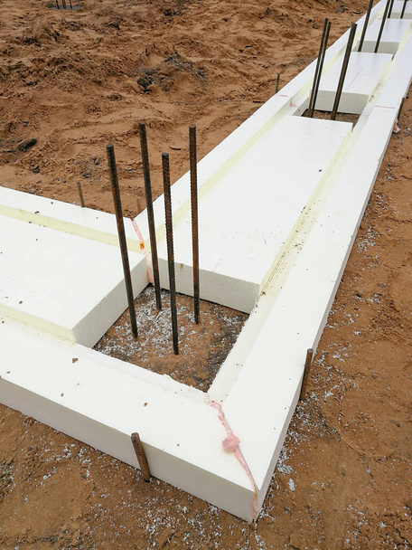 Tablero de espuma para rejilla de cimentación de la casa en el sitio de construcción
 - Foto, imagen