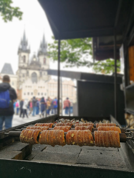 Traditionele Tsjechische bakkerij gebakken op straat - Foto, afbeelding