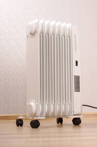 Radiador elétrico cheio de óleo para aquecimento doméstico e controle de conforto
 - Foto, Imagem