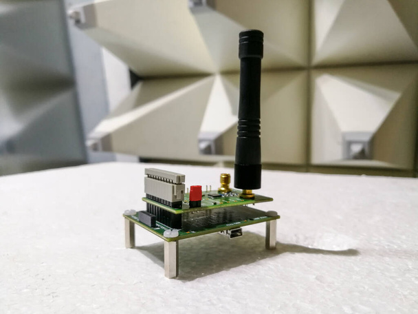 Плата печатной платы цифровой электроники с модулем беспроводной связи, подготовленной для измерений в анехоической камере
 - Фото, изображение