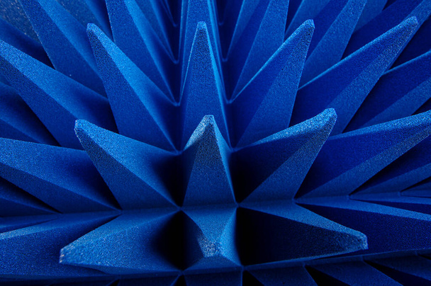 Голубые мягкие гирамидальные микроволны и поглотители радиочастот сближаются - Фото, изображение