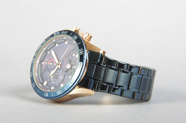 Profesjonalny luksusowy złoty niebieski zegarek męski na szarej powierzchni - Zdjęcie, obraz
