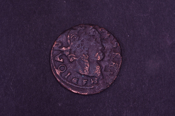 Старое Великое княжество Литовское медные монеты шиллинг (silingas) изолированы на черном фоне
 - Фото, изображение