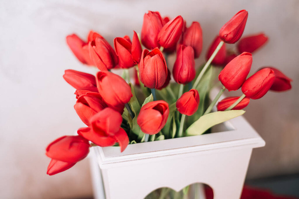 Červená kytice tulipánů ve váze - Fotografie, Obrázek