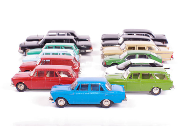 Coleção de modelos de carros fundidos em metal vintage isolados no fundo branco
 - Foto, Imagem