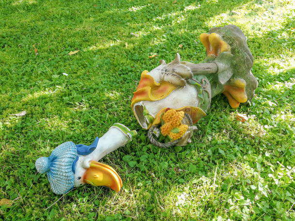 Estátua de pato quebrado na grama verde durante o verão
 - Foto, Imagem