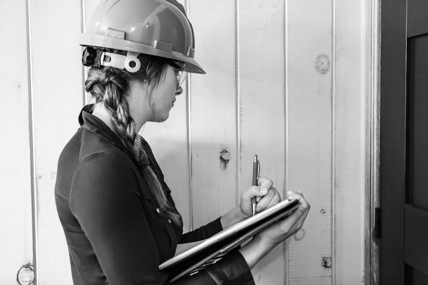 Будівельний інспектор жінка бере нотатки
 - Фото, зображення