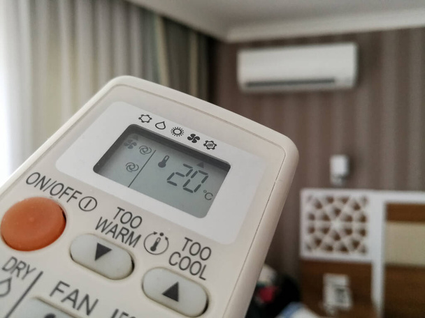 Afstandsbediening insteltemperatuur voor airconditioner op de muur - Foto, afbeelding