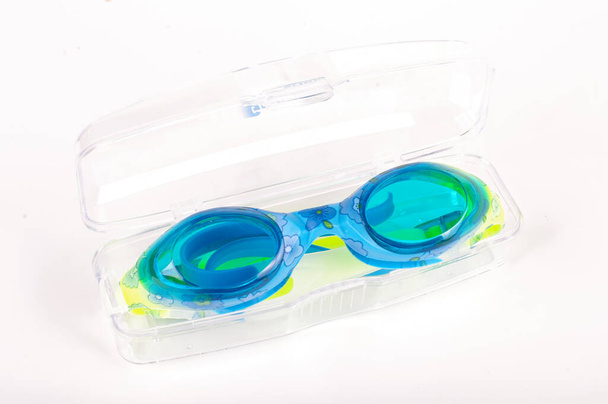 Zwembril voor oogbescherming tijdens het zwemmen geïsoleerd op de heldere achtergrond - Foto, afbeelding
