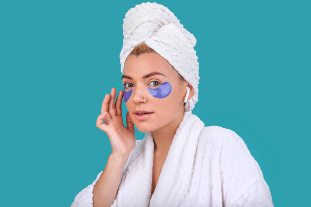 menina loira em um roupão de banho e com manchas no rosto
 - Foto, Imagem