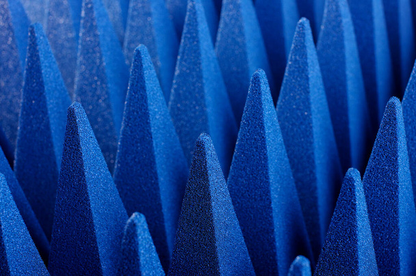 Niebieskie miękkie hybrydowe piramidy mikrofalowe i absorberów częstotliwości radiowych zbliżyć - Zdjęcie, obraz