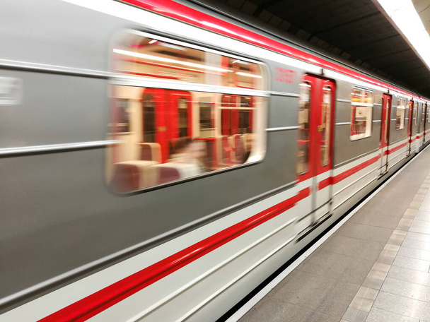 Tren de metro con desenfoque de movimiento en movimiento en la estación de metro
 - Foto, Imagen