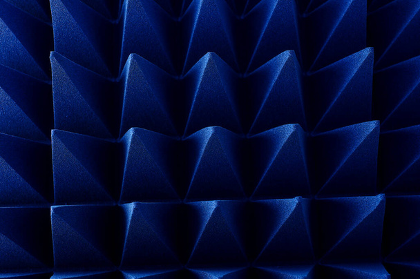 青いソフトハイブリッドピラミッドマイクロ波と無線周波数吸収体が閉じます - 写真・画像
