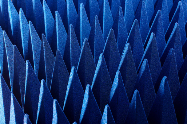Microonda piramidale ibrida morbida blu e assorbitori a radiofrequenza da vicino - Foto, immagini