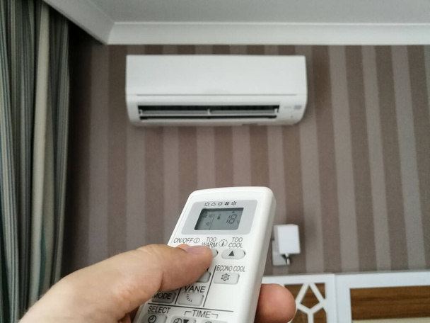 Дистанционное управление температурой установки кондиционера на стене
 - Фото, изображение