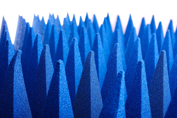 Sininen pehmeä hybridi pyramidi mikroaaltouuni ja radiotaajuus absorboijat lähikuva - Valokuva, kuva
