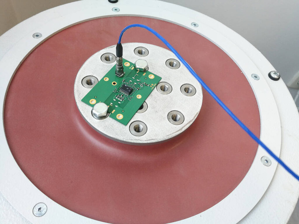 PCB de placa de circuito impreso electrónico preparado para pruebas de fiabilidad para vibraciones
 - Foto, Imagen