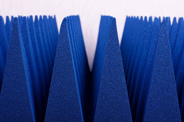 Kék puha hibrid piramis mikrohullámú sütő és rádiófrekvenciás abszorberek közelről - Fotó, kép