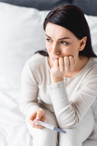 trieste vrouw met zwangerschapstest met negatief resultaat  - Foto, afbeelding