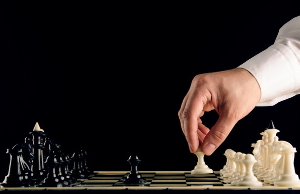 L'uomo gioca a scacchi
 - Foto, immagini