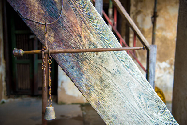 Escamas medievales de bronce, escamas antiguas con el equilibrio de peso puesto sobre fondo de madera
. - Foto, Imagen